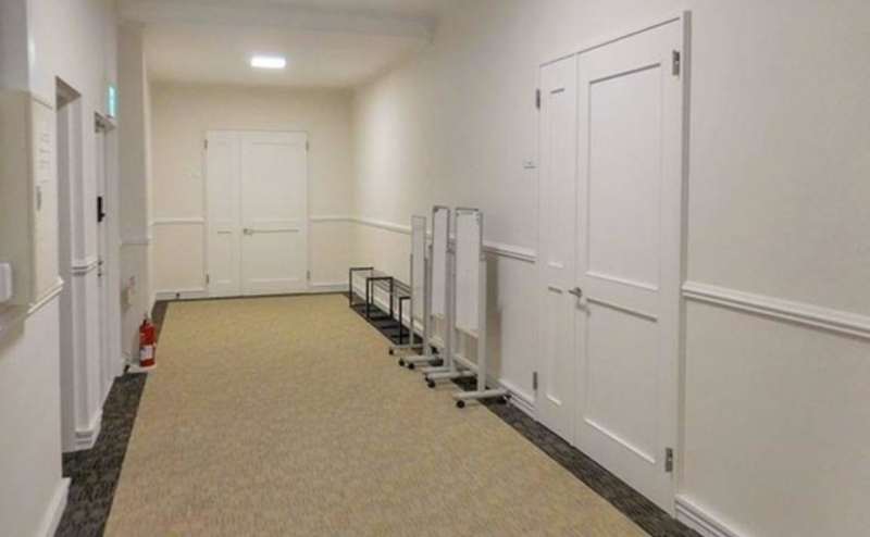 ホール出入り口。落ち着いた上品な雰囲気です