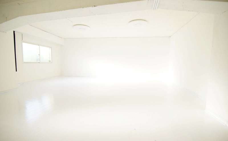 レンタルスペース 楽器演奏も可能な白ホリスタジオ(B2階)