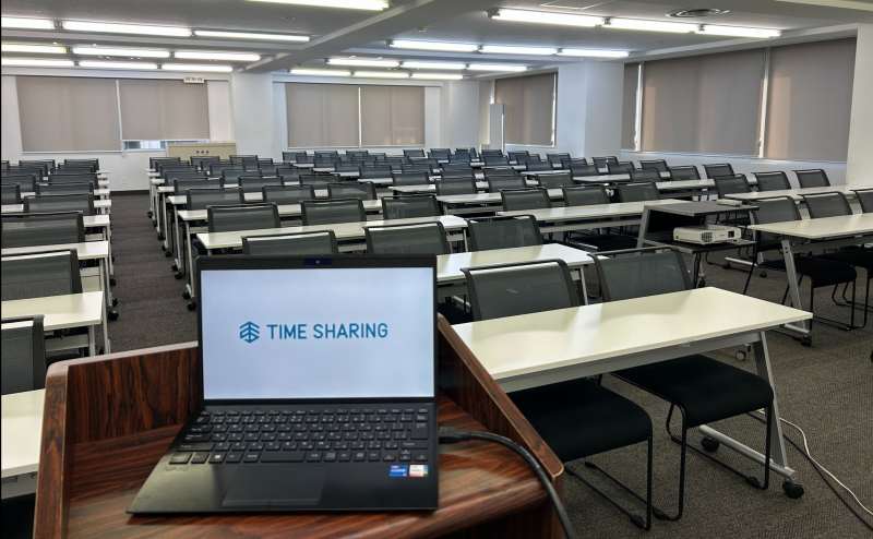 【HDMIケーブルはプロジェクター2台と接続済みです。ケーブルとPCを接続すれば簡単に投影出来ます】 - TIME SHARING 新宿7Aの写真