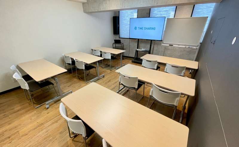 【ウッド調の床とネイビーブラックの壁がおしゃれな雰囲気】 - TIME SHARING 四谷7Aの写真