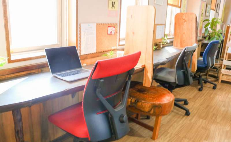 明るい窓際の作業スペース　電源タップあり