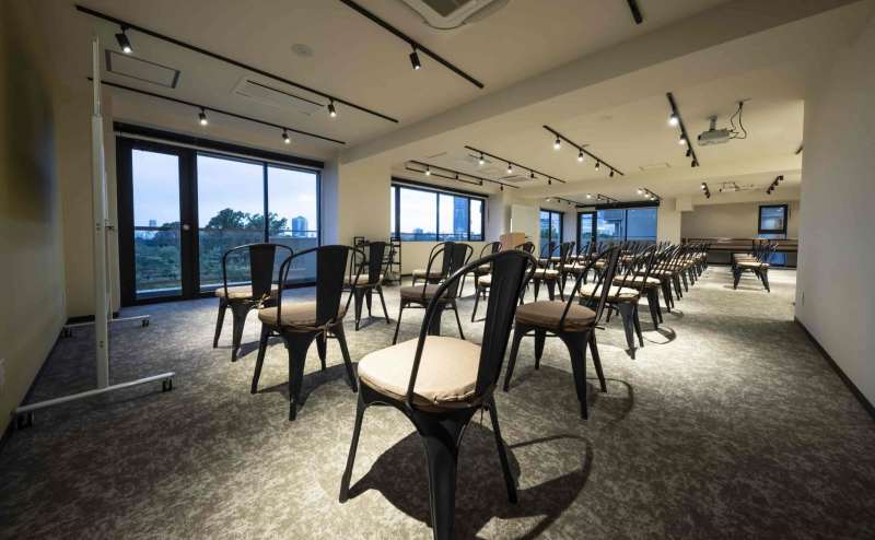 【レイアウト例：椅子のみ並べたシアター形式 ※レイアウト変更はお客様自身で行っていただきます】 - TIME SHARING 新宿御苑前 壱丁目参番館8Aの写真