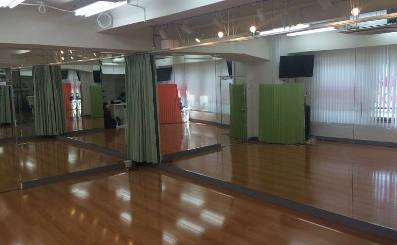 鏡張りなのでダンスレッスンに最適