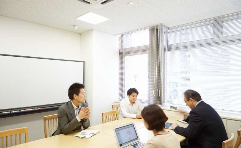 明るいスペースで会議もスムーズに進みます。