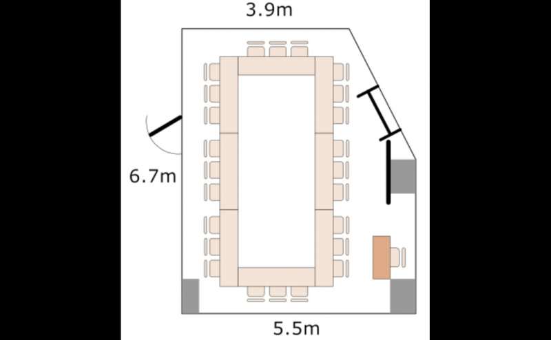 24名が着席できるロの字形式。会議やミーティングにご利用ください