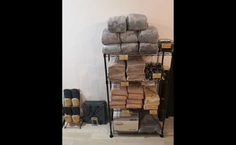 スリッパ、折りたたみ荷物置き、フリースブランケット、タオル類（レンタル有料）、使い捨てインナー（有料）等です。