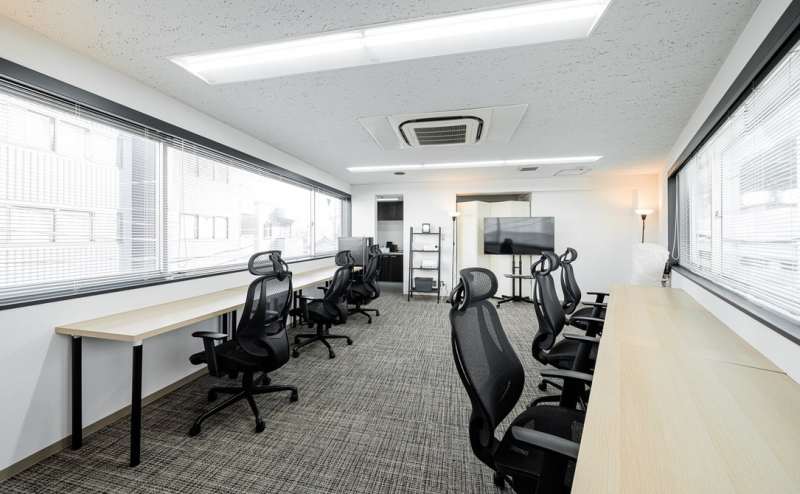 アオトネスト3階B席/青砥駅徒歩1分 駅近の絶好ロケーション 窓あり広々ワークスペース 1時間から手軽に利用できる Wi-Fi無料 冷蔵庫他設備充実