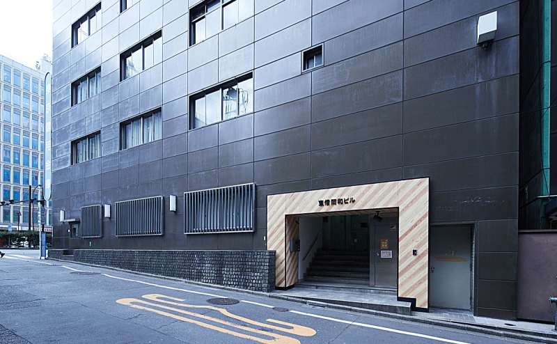 【建物沿い、右手側に正面入口があります】 - TIME SHARING 新宿8Aの写真