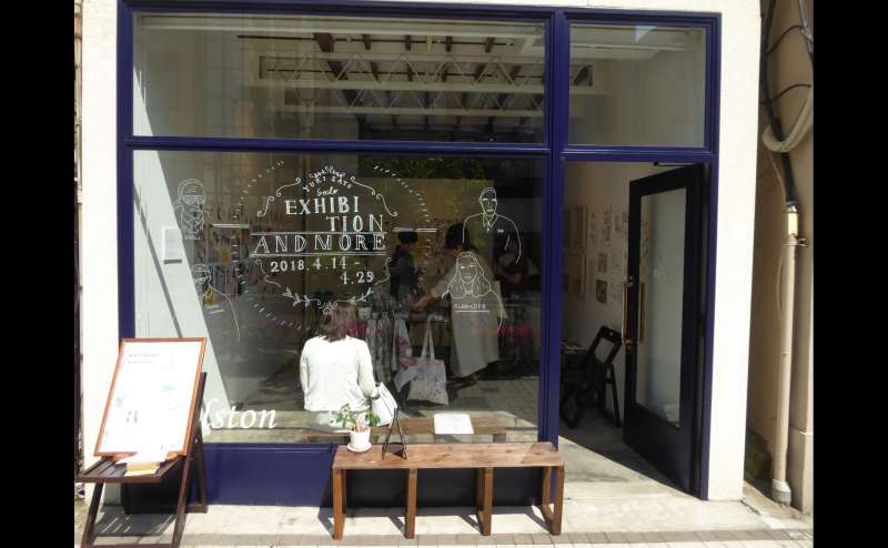 イラストレーターの展示販売会の様子です