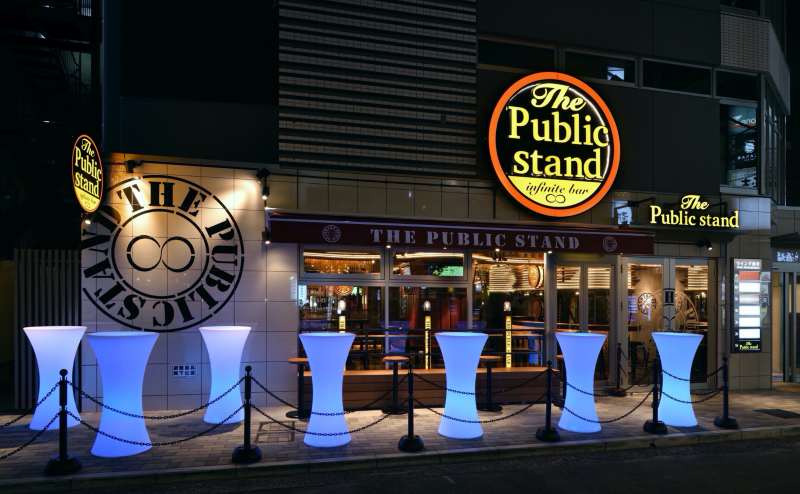 夜にはテラス席のハイテーブルが7色に光り、幻想的です。