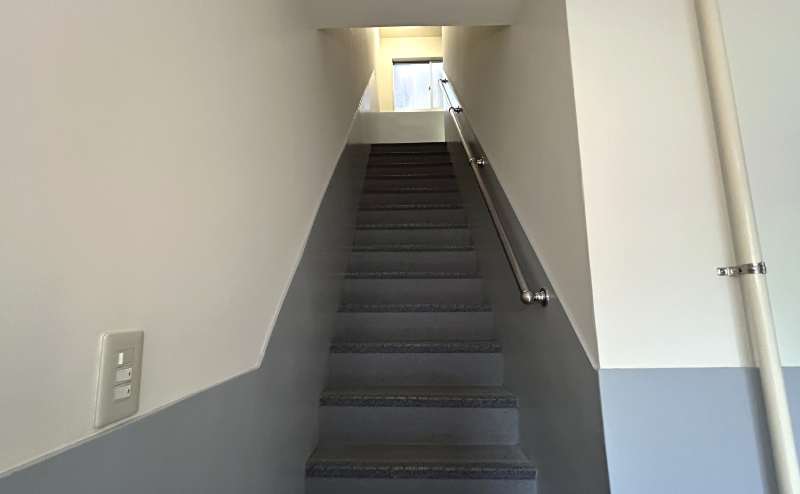 【階段で２階までお上がりください。】