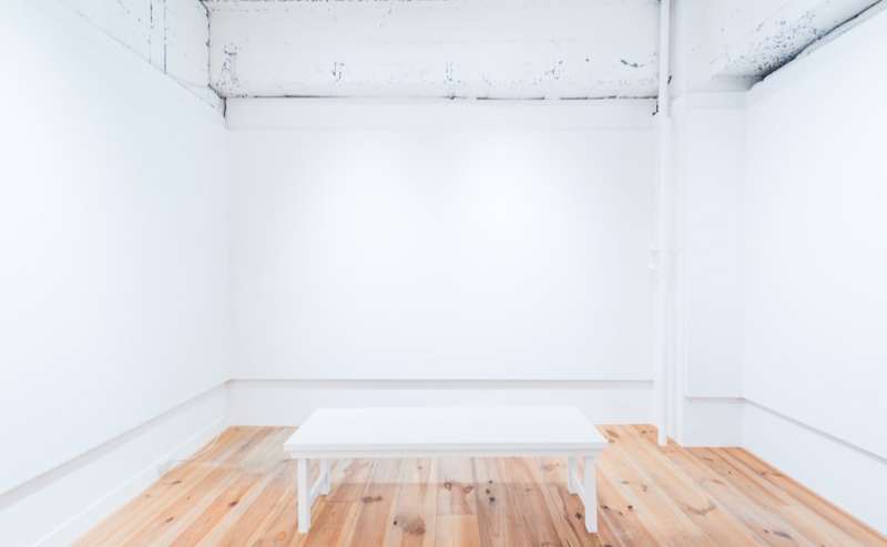 140×42サイズのベンチです。無料設備充実！ビス打ち、押ピン、練りゴムなどが可能です。詳しくはお問い合わせください