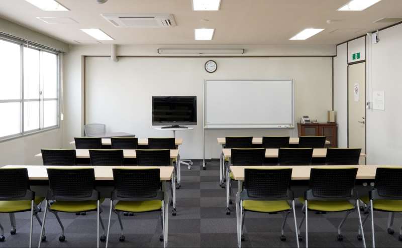 モニターやホワイドボード、またはプロジェクターが無料で使用できます。予約時にお申し付けください。※スクール形式　18名着席可能。