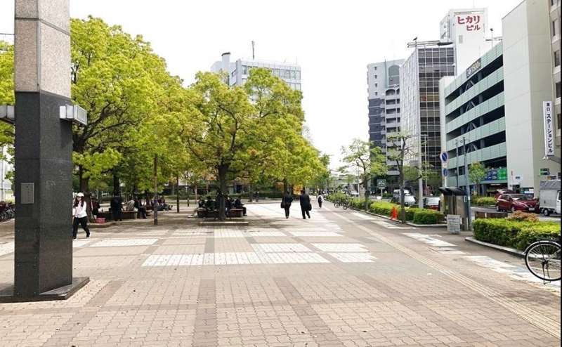 周辺はコンビニや飲食店の多い好立地