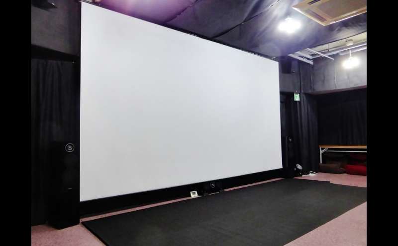 超巨大画面で "アイドルライブ応援上映" パーティーが楽しめる日本で唯一の「レンタルスペース」  コンサートライト、グッズ、飲食持ち込みでパーティーが10倍楽しくなること間違いなし！
