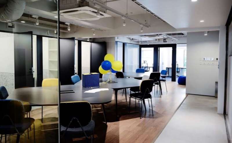 明るい雰囲気が特徴の会議室があるフロア