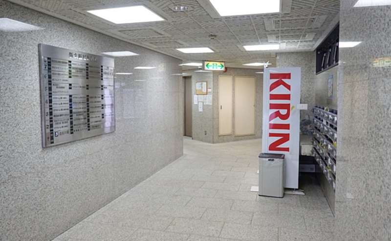 1階フロアです。JR新大阪駅地下鉄出口7番から徒歩2分の駅近