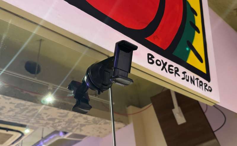 鏡向きに正面から撮影できるスマホホルダ完備