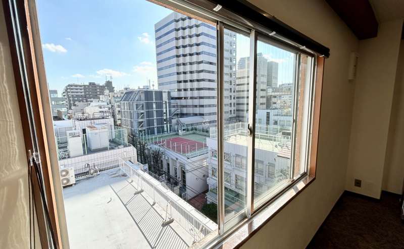 【窓の開閉可能です】 - TIME SHARING 飯田橋 第二東文堂ビル 7Fの写真