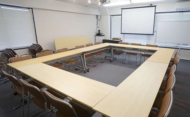 1台のテーブルに3人掛けで18名、2人掛けで12名様がご着席いただけます