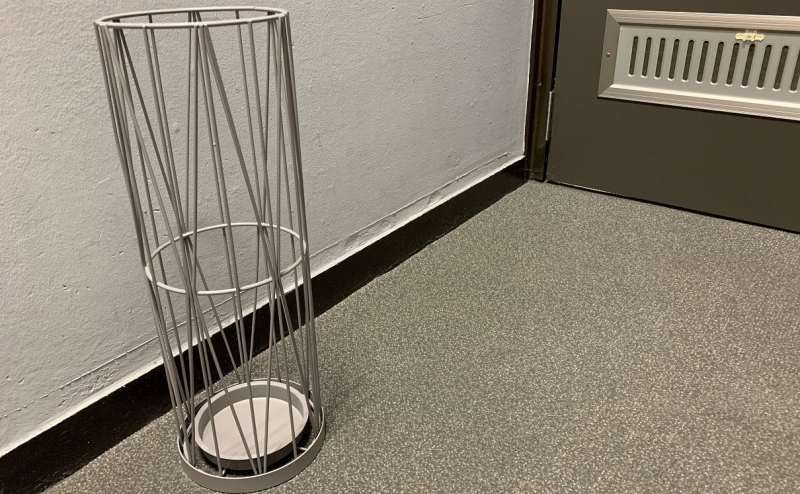 傘は出入口前の傘立てにお願いします。