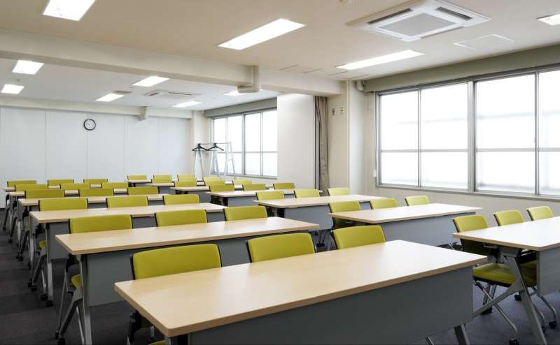 四谷三丁目駅徒歩2分と駅近＆リーズナブルな会議室です。※スクール形式　39名着席可能。