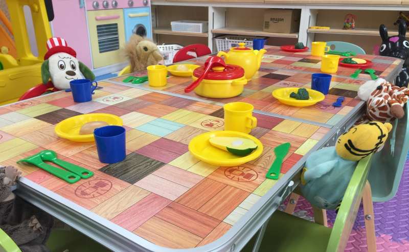 飲食自由です。近隣にはコンビニやお弁当屋さんもございます