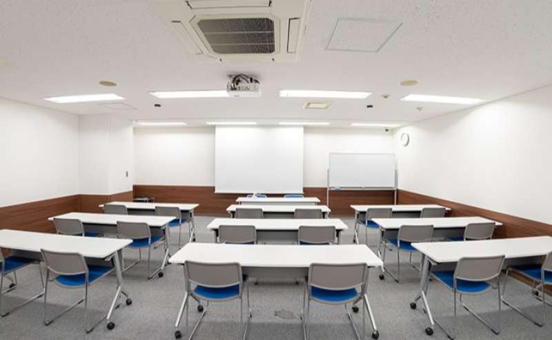 【心斎橋】中会議室B-1 基本36名収容 地下鉄長堀橋駅真上でアクセス抜群 Wi-Fi無料 大型スクリーン/会議 Web会議 研修会 セミナー等に/JEC日本研修センター心斎橋