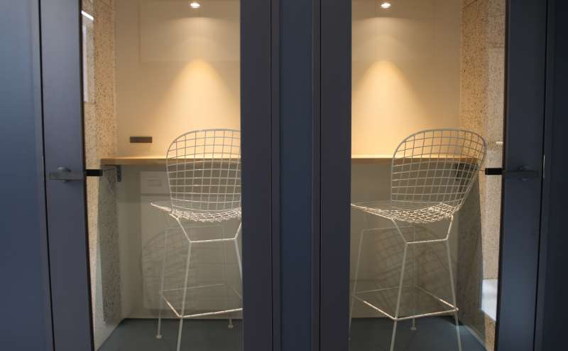 レンタルスペース 《六本木ヒルズ徒歩1分》◆オンライン会議・面接、1人作業にピッタリの個室スペース◆wi-fi・電源完備