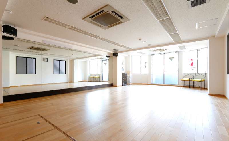 レンタルスペース 新宿 曙橋にある靖国通りに面した明るいダンススタジオ　Las Danzas in Tokyo