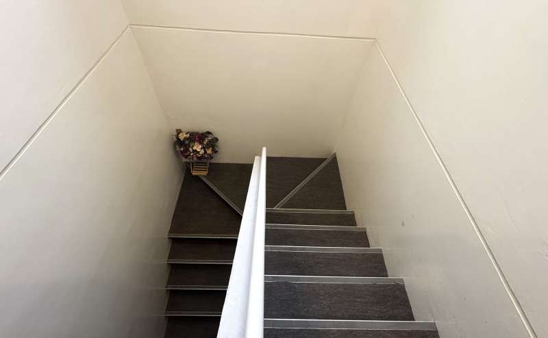 【階段で地下1階に降りてください】