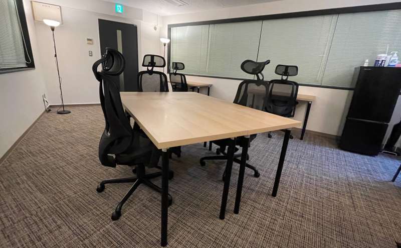 窓のあるオープンスペースです。テレワークや作業に