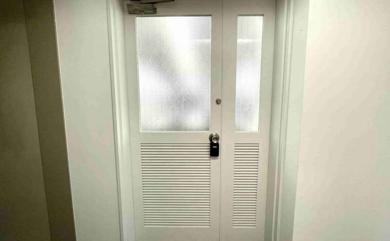 【７階のスペース入口ドアです。ドアノブのキーボックスから鍵を取り出してご入室いただきます】 - TIME SHARING 新宿7Aの写真