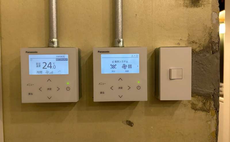 【空調と電気のリモコンは室内にございます】