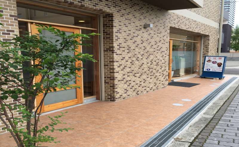 サロン入口。道路に面しており、出入りも簡単。バリアフリー対応です