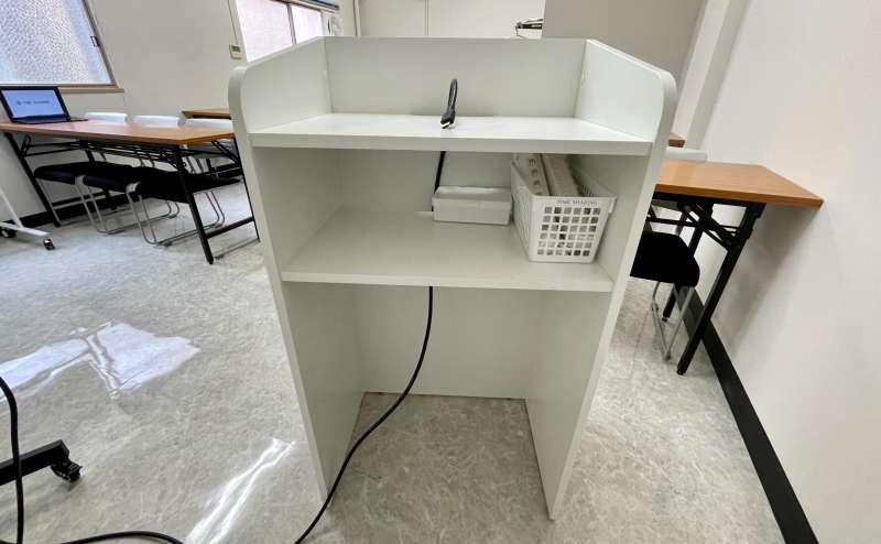 【ホワイトボードマーカーの予備・延長コードは、司会台の中に置いています】 - TIME SHARING 秋葉原 和泉ビル205の写真