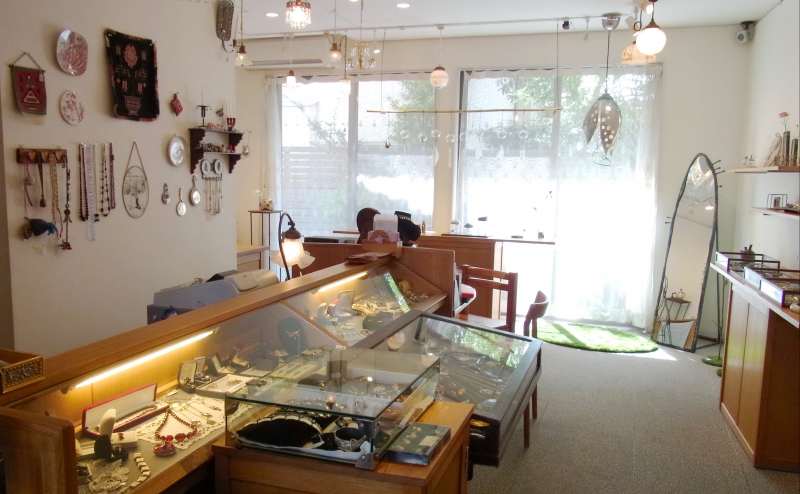 常設ショップのガラスケースとレジカウンター