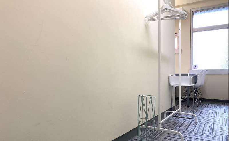 ハンガーラック、傘立てもあります。デスクまでのアプローチは長いです(笑)