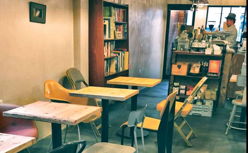 1階カフェの写真です　10名まで使用可能で飲み物の提供も行っています　ご入用の際お声かけください