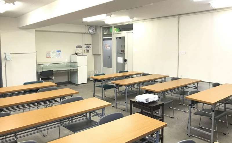 少人数の会議や打ち合わせ、面接会場等にちょうどよい広さとなっております。