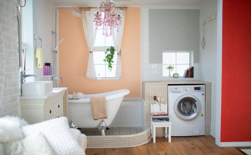 レンガ造りのイギリスの街並みをイメージした外観。オーバル型のステンドグラスが特徴の玄関ドアも見応えです。