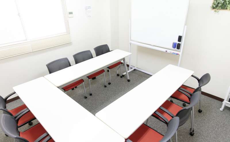 少人数向け貸し会議室「みーてぃんぐすぺーす本町」の定員は9名ですが、5～6名までのご利用に適しています。