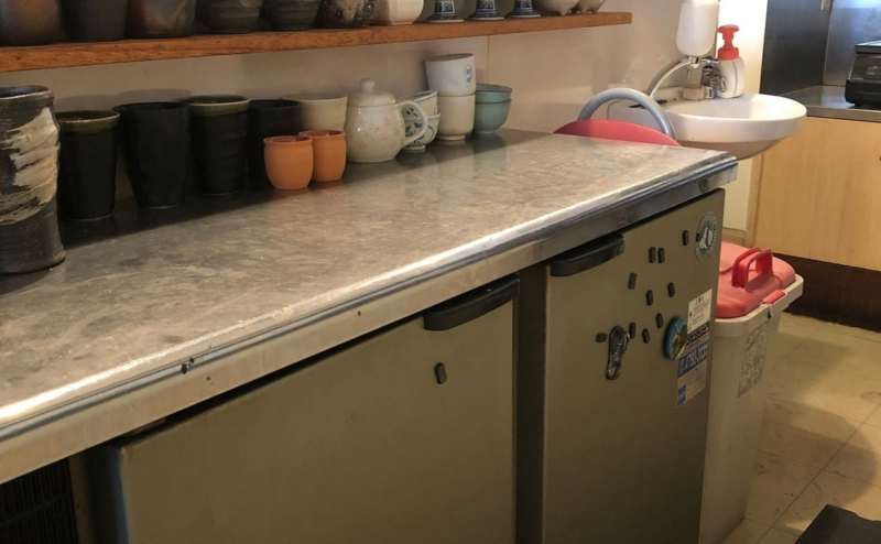 棚下にさっと使える冷蔵庫がございます