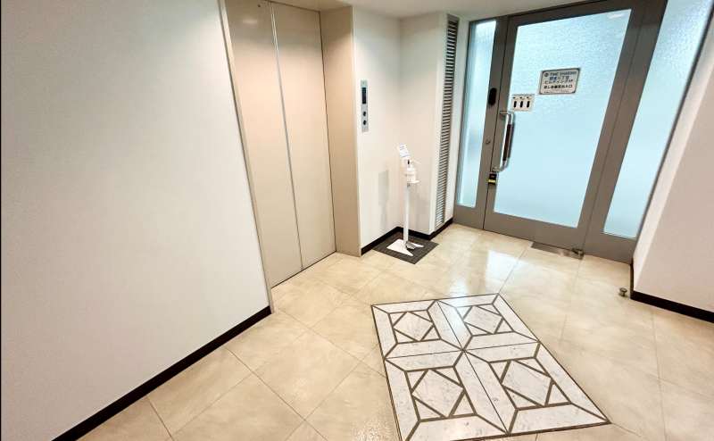 【5階でエレベーターを降りてすぐ左手に当スペース入り口扉がございます】 - TIME SHARING 銀座三丁目ビルディング5Fの写真