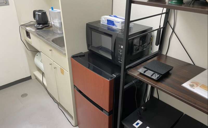 電子レンジは、共同利用キッチンにあります。