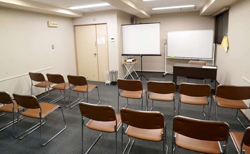 ホワイトボードやプロジェクター、スクリーンも完備しております。すべて無料でご利用いただけます