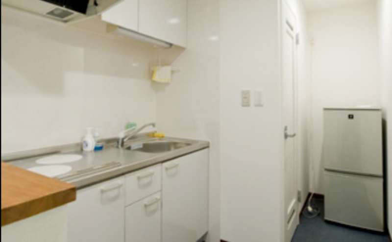 控室にはミニキッチンと冷蔵庫があります。ご自由にご利用いただけます