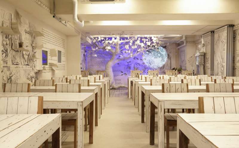 不思議の国のアリスモチーフで一面真っ白のお部屋になってます