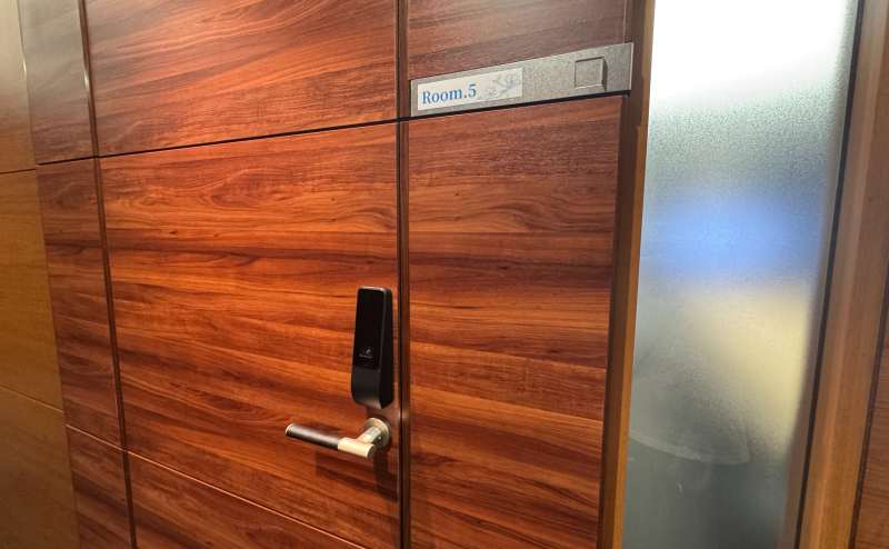 【扉に電子ロックを設置しております。ご予約メールに記載の暗証番号で開錠ください。】