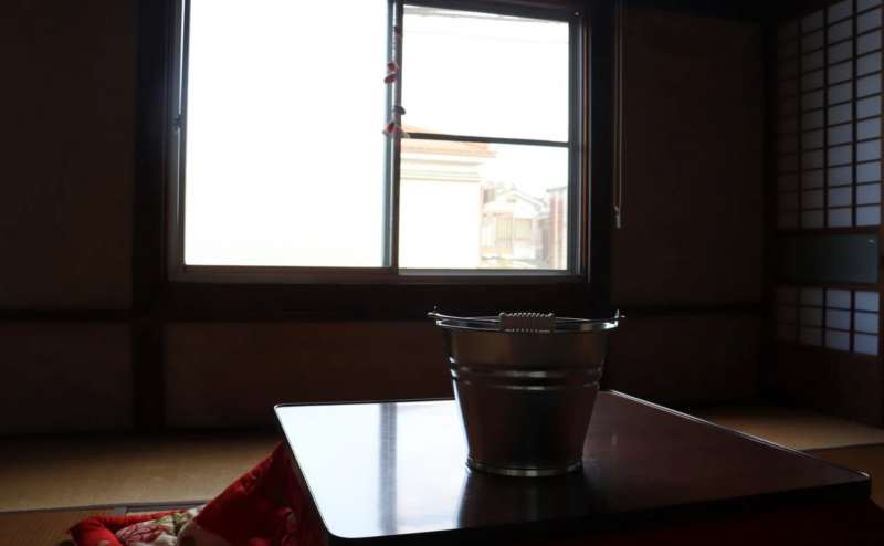 炬燵にバケツ…哀愁漂うバケツの姿に哲学の香りすら感じます